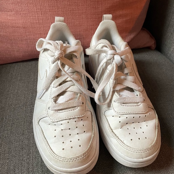 Nike Kids white sneaker, lightly worn size 3.5. - Picture 3 of 3